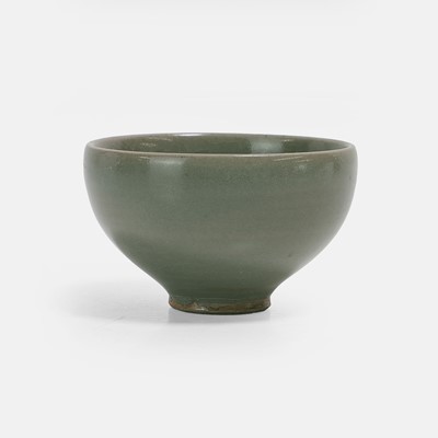 Lot 5 - A Chinese celadon-glazed bowl