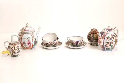Lot 66 - A collection of Chinese and Japanese porcelain items