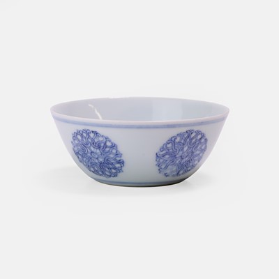 Lot 53 - A Chinese blue and white tea bowl