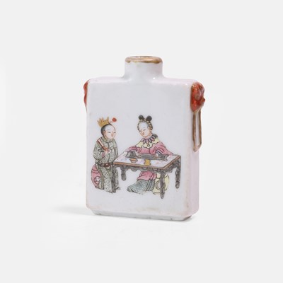 Lot 180 - A Chinese famille rose snuff bottle