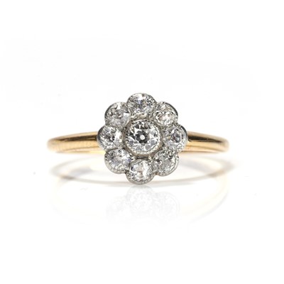 Lot 50 - An early 20th century diamond cluster ring