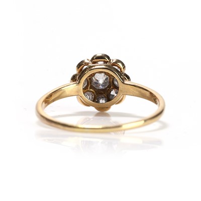 Lot 50 - An early 20th century diamond cluster ring