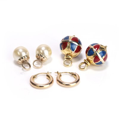 Lot 170 - A pair of 9ct gold hoop earrings with removable drops