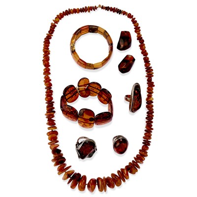 Lot 262 - A group of amber jewellery