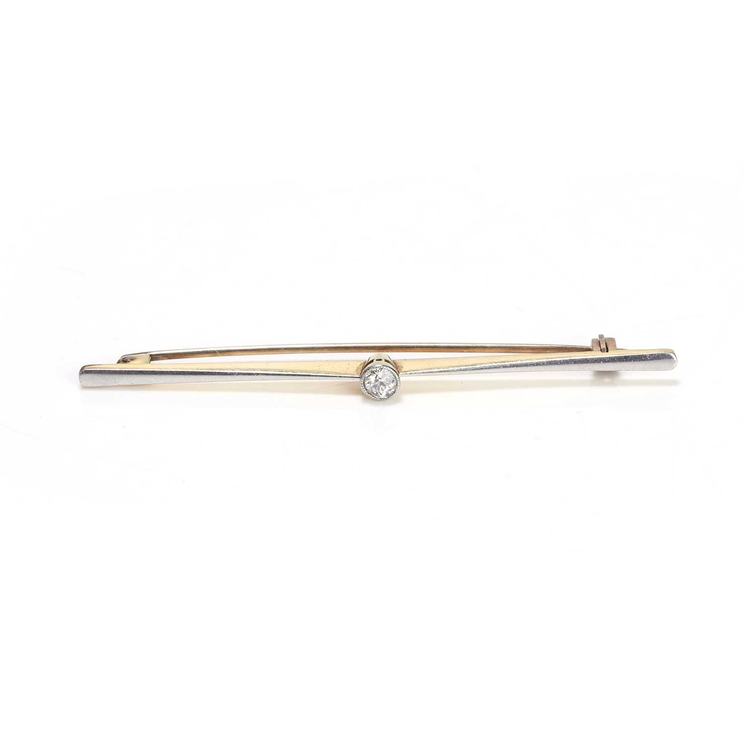 Lot 46 - A diamond set bar brooch