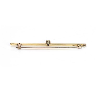 Lot 46 - A diamond set bar brooch