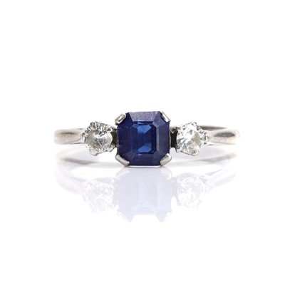 Lot 53 - A sapphire and diamond ring