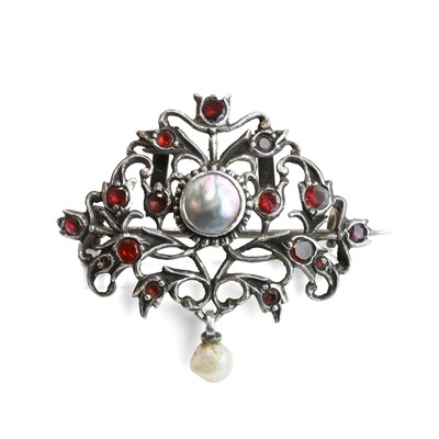 Lot 49 - An Austro-Hungarian pearl and garnet brooch