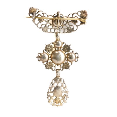 Lot 52 - A continental silver gilt paste set brooch