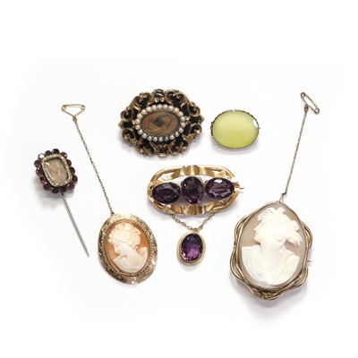 Lot 234 - A collection of brooches