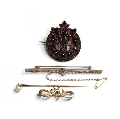 Lot 238 - A small collection of antique brooches
