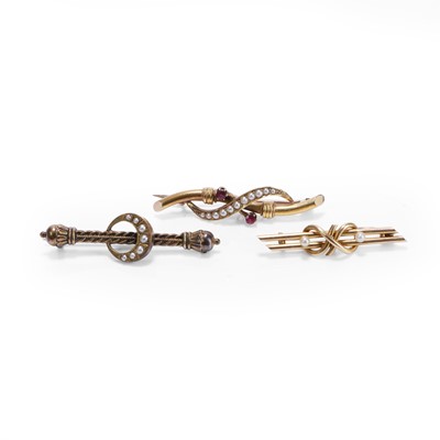 Lot 258 - A small group bar brooches