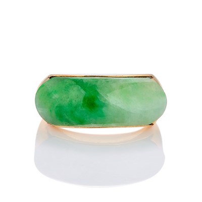 Lot 141 - A curved bar shaped jade ring