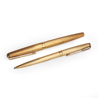 Lot 237 - A cased set of two 18ct gold Parker pens