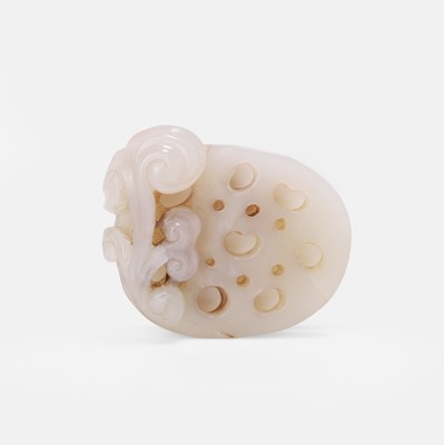 Lot 51 - A Chinese agate pendant