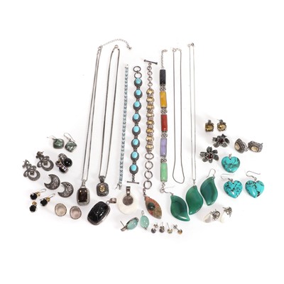Lot 331 - A mixed quantity of silver jewellery