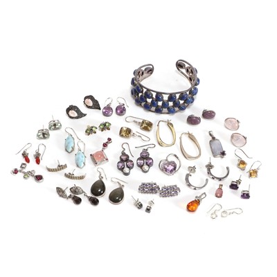 Lot 330 - A mixed collection of silver jewellery