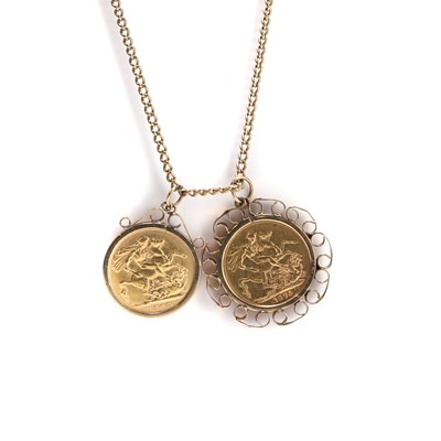 Lot 362 - A sovereign and a half sovereign pendant necklace