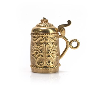 Lot 75 - A gold tankard charm