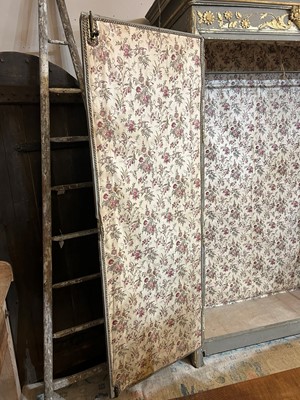 Lot 540 - A painted and parcel-gilt armoire