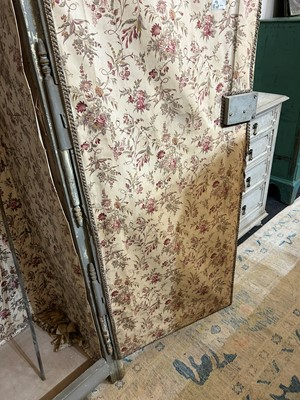 Lot 540 - A painted and parcel-gilt armoire