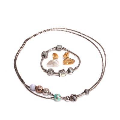 Lot 304 - A group of jewellery