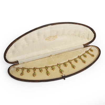 Lot 15 - An early 20th century peridot and seed pearl fringe necklace