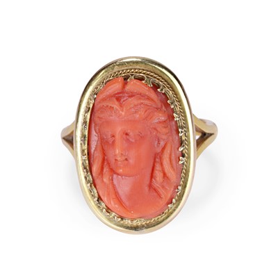 Lot 9 - A coral cameo ring