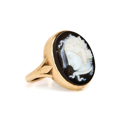 Lot 14 - A Neoclassical hardstone cameo ring