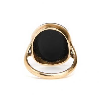 Lot 14 - A Neoclassical hardstone cameo ring