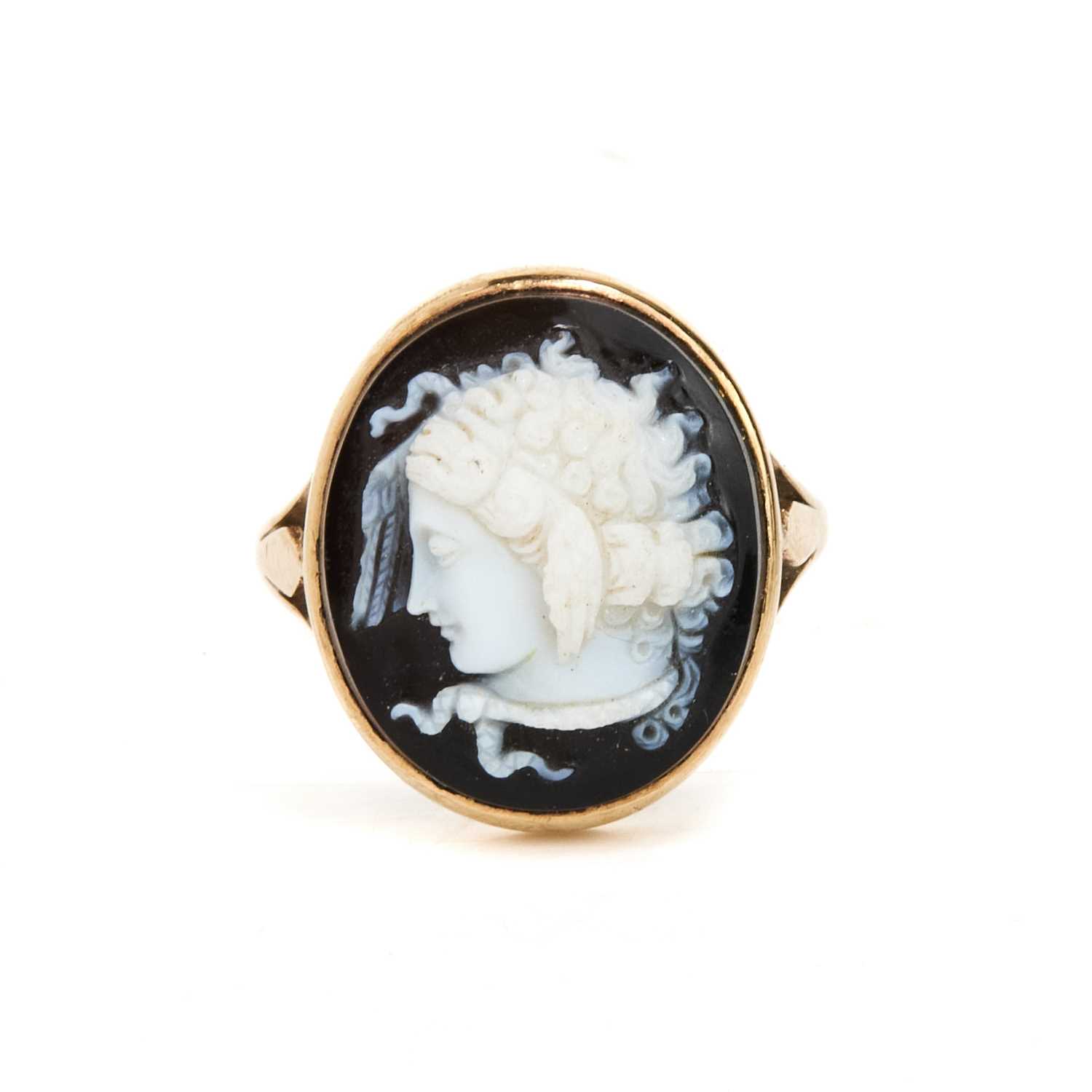 Lot 14 - A Neoclassical hardstone cameo ring