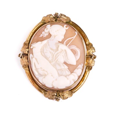 Lot 17 - A shell cameo brooch