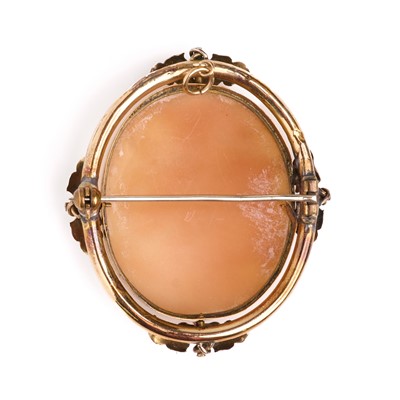 Lot 17 - A shell cameo brooch