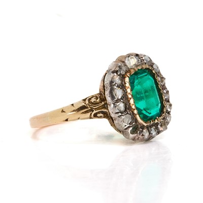 Lot 3 - An antique green paste and rose cut diamond ring