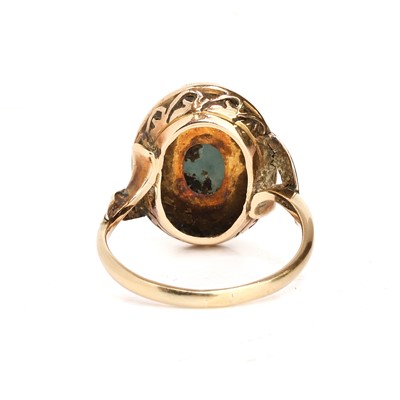 Lot 95 - A hardstone cabochon ring