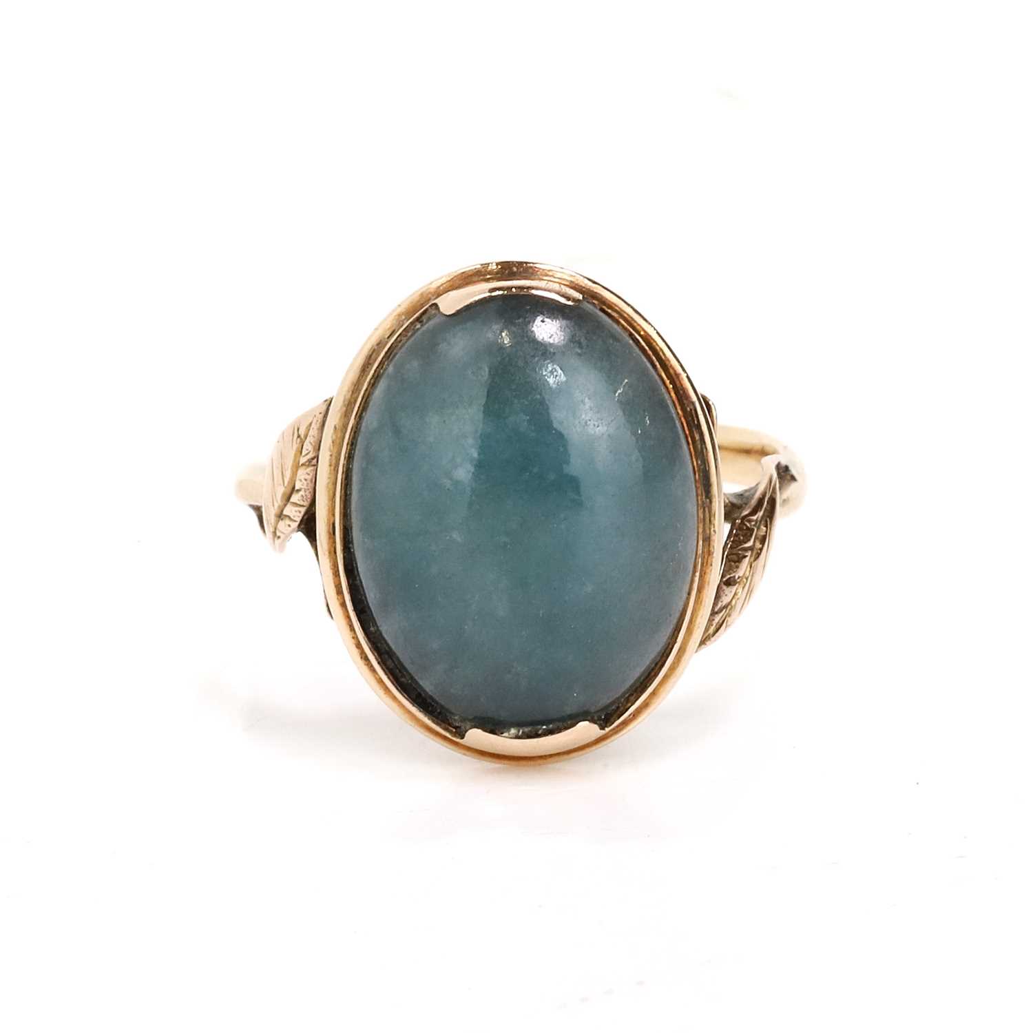 Lot 95 - A hardstone cabochon ring
