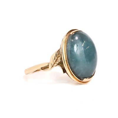 Lot 95 - A hardstone cabochon ring