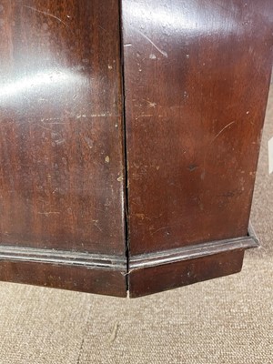 Lot 7 - A George III mahogany cellaret