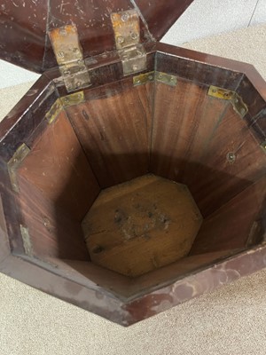 Lot 7 - A George III mahogany cellaret