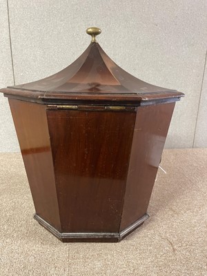 Lot 7 - A George III mahogany cellaret