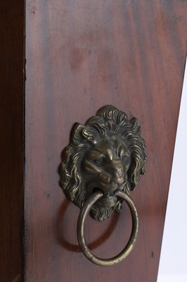 Lot 7 - A George III mahogany cellaret