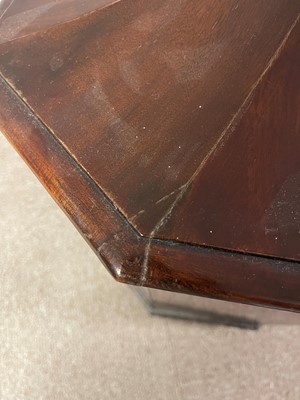Lot 7 - A George III mahogany cellaret