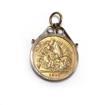 Lot 367 - A half Sovereign coin pendant