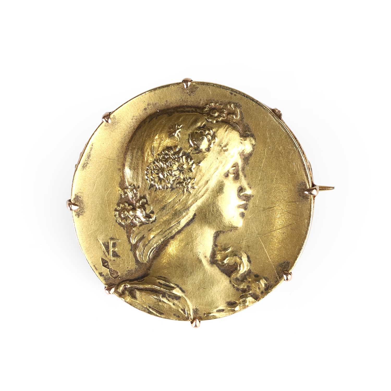 Lot 23 - A French Art Nouveau gold brooch