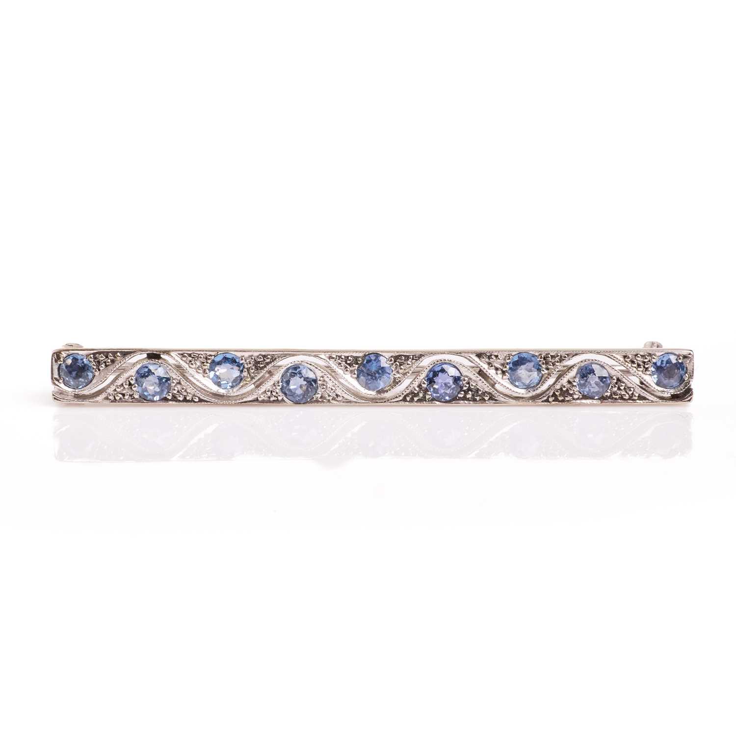 Lot 45 - An Edwardian sapphire bar brooch