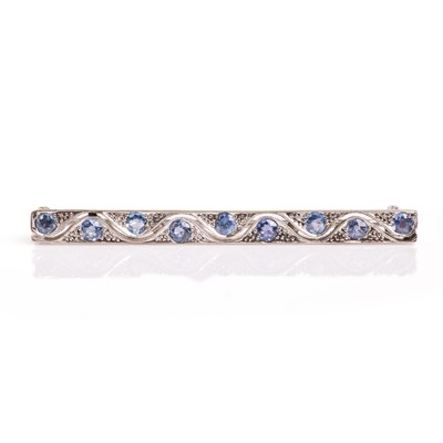 Lot 45 - An Edwardian sapphire bar brooch