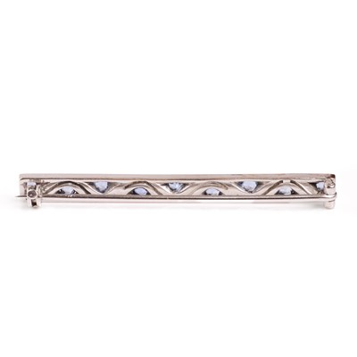 Lot 45 - An Edwardian sapphire bar brooch