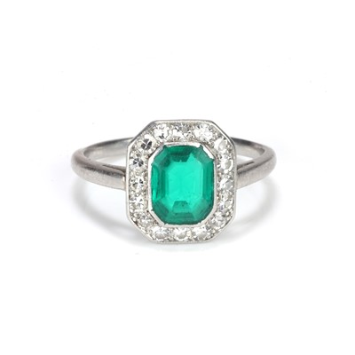 Lot 149 - An emerald and diamond cluster ring