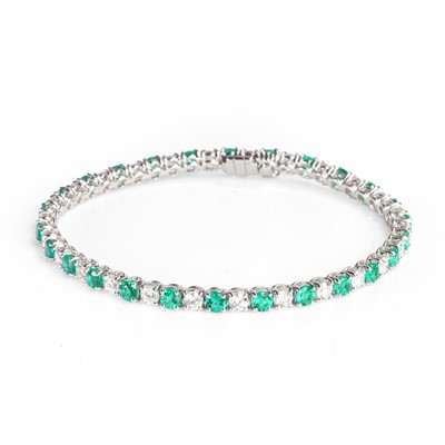 Lot 153 - An 18ct white gold emerald and diamond line bracelet
