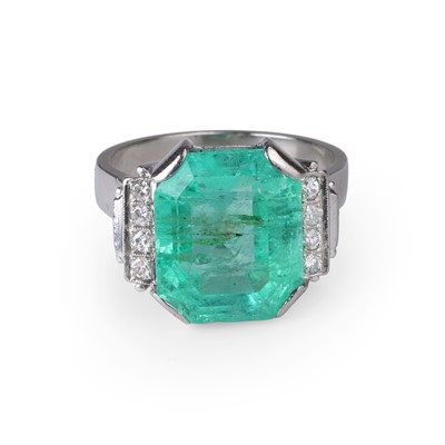 Lot 150 - A Colombian emerald and diamond ring